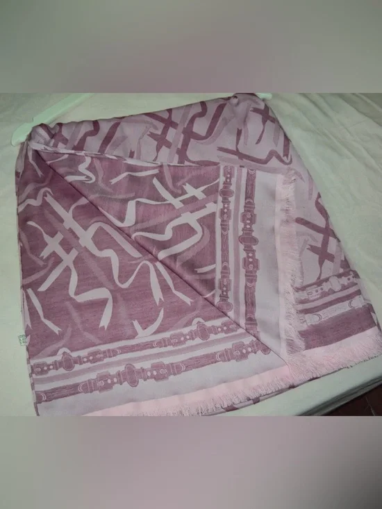 Patterned scarf with Reversible Ribbon Pattern on both sides - Picture 6 of 7